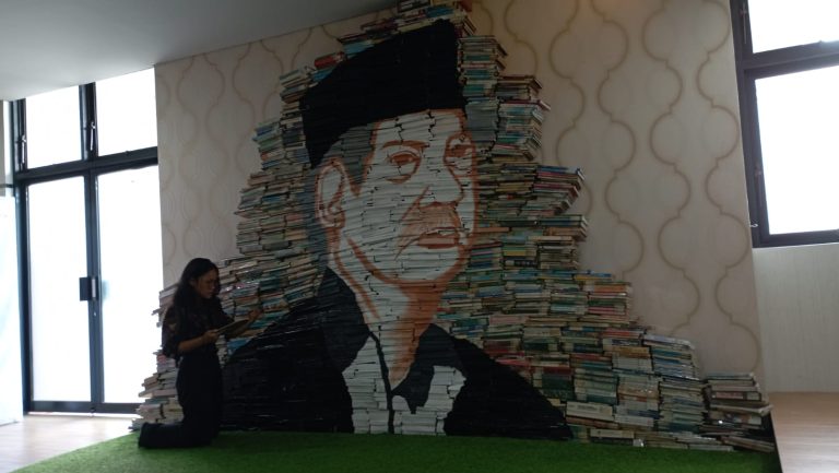 Peringati Hari Buku, Mahasiswa Ubaya Lukis Wajah Malik Fadjar di Tumpukan Ribuan Buku