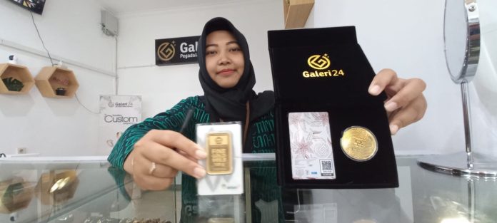 WhatsApp Image 2023-05-17 at 13.35.45 Penjaga menunjukkan emas batangan yang sedang tren di Kantor Pegadaian Banyuwangi, Rabu (17/5/2023) siang. (foto/udi)