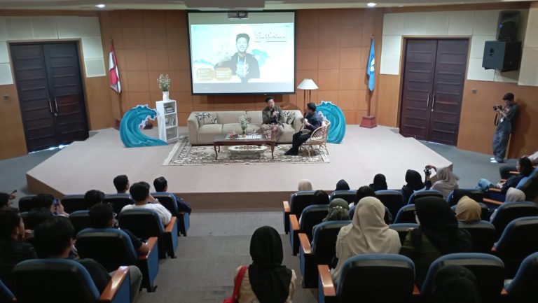 Gelar FilmTalk, OSIS SMA Al Hikmah Surabaya Hadirkan Bayu Skak