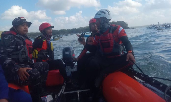 Tim SAR melakukan pencairan korban hilang akibat tabrakan kapal ikan di perairan Grajagan, Banyuwangi, Senin (22/5/2023) siang. (foto/ist)