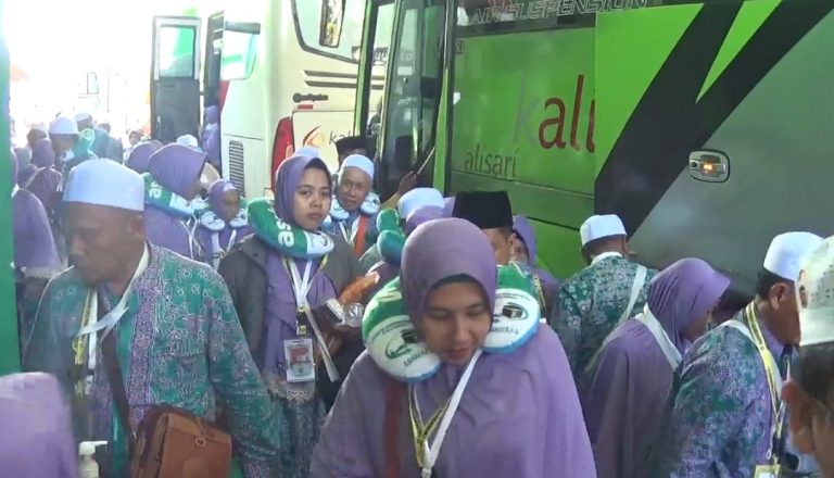 445 Calon Jamaah Haji Kloter 1 Masuk Asrama Haji Surabaya, 174 Lansia