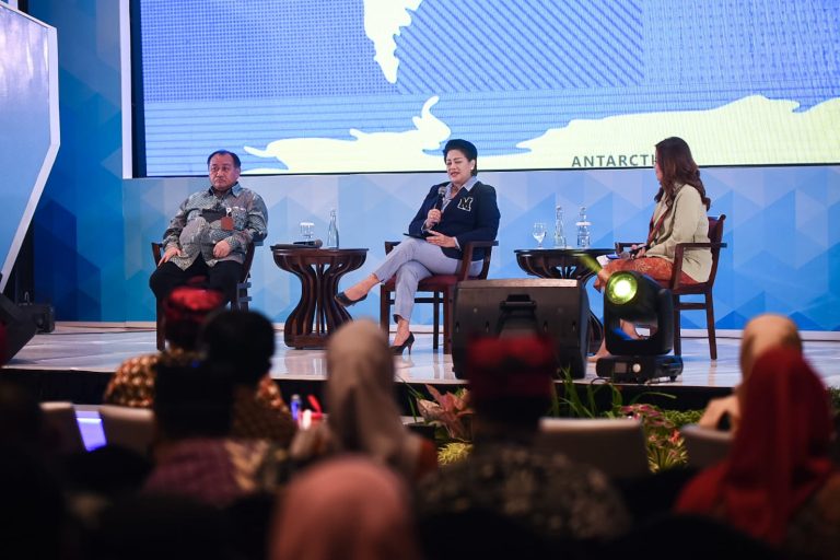 Dewan Penasehat ANRI Bidang Kemaritiman Connie Rahakundini dalam Pembahasan Keasrsipan Tematik di Banyuwangi, Selasa (23/5/2023) siang. (foto/udi)