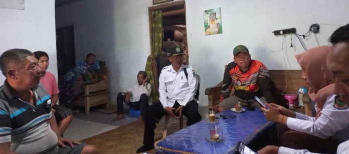 Pemdes Wonosobo, Banyuwangi mendatangi keluarga dua TKI yang disiksa di Myanmar, Rabu (24/5/2023). (foto/udi)