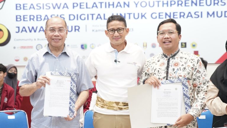 Menteri Sandiaga Latih Milenial Surabaya soal Pemasaran Digital