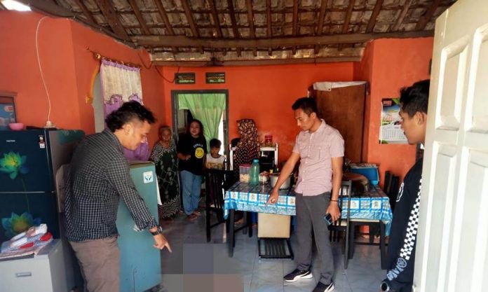 Polisi melakukan olah TKP penyerangan pria misterius berpakaian ninja di Srono, Banyuwangi. (foto/ist)