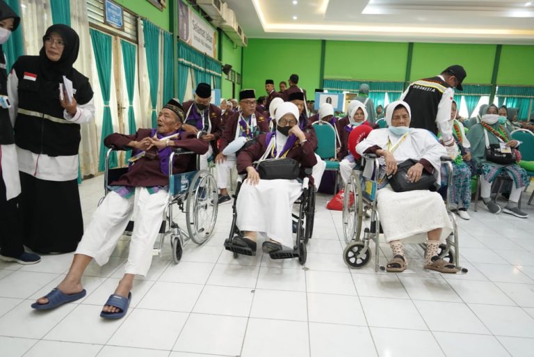 Petugas Khusus, Dampingi 11.300 Calon Haji Lansia Asal Jatim