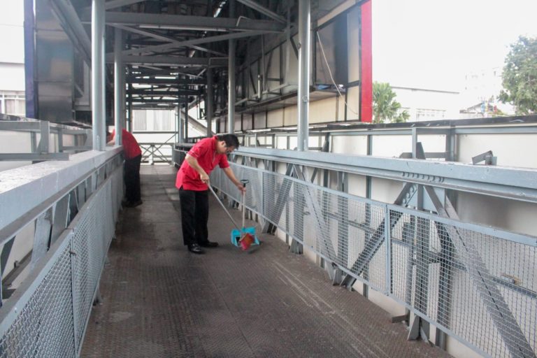 Sambut HUT Surabaya ke-730, Swiss-Belinn Tunjungan – DKRTH Surabaya Bersih-bersih Lift dan JPO