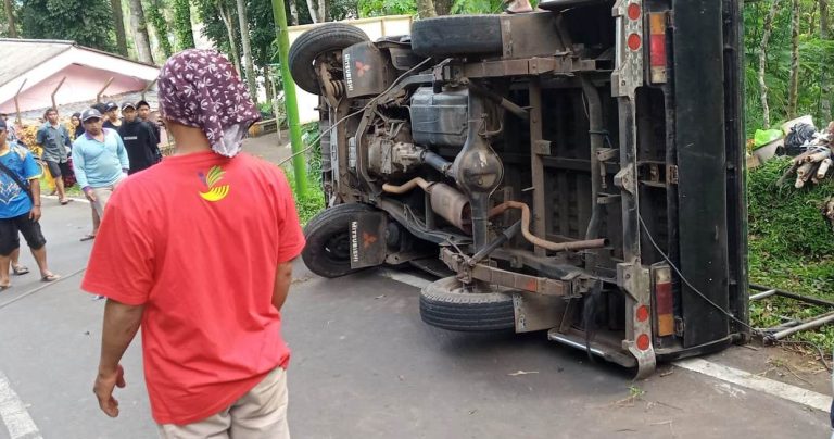 Warga mengevakuasi mobil pikap yang terguling setelah menabrak pohon di Desa Tamansari, Kecamatan Licin, Banyuwangi, Sabtu (27/5/2023). (foto/ist)
