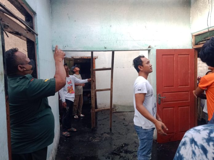 Warga mengevakuasi perabot rumah yang terbakar di Desa Siliragung, Kecamatan Siliragung, Banyuwangi, Selasa (30/5/2023) pagi. (foto/ist)