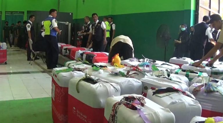 Diam-diam Bawa Durian, Koper Jemaah Haji Disita