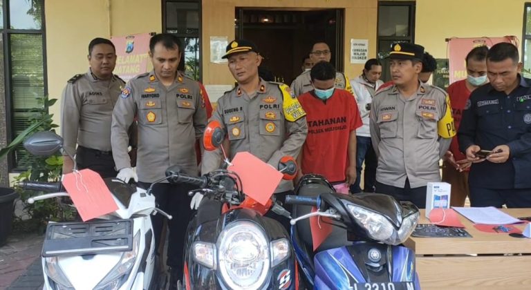 Nekat Rampas Motor dan HP, Oknum Petugas Linmas Dihajar Massa