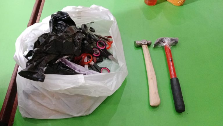 Heboh, Satu Kloter Bawa Ratusan Gunting dan Palu di Tas Tenteng