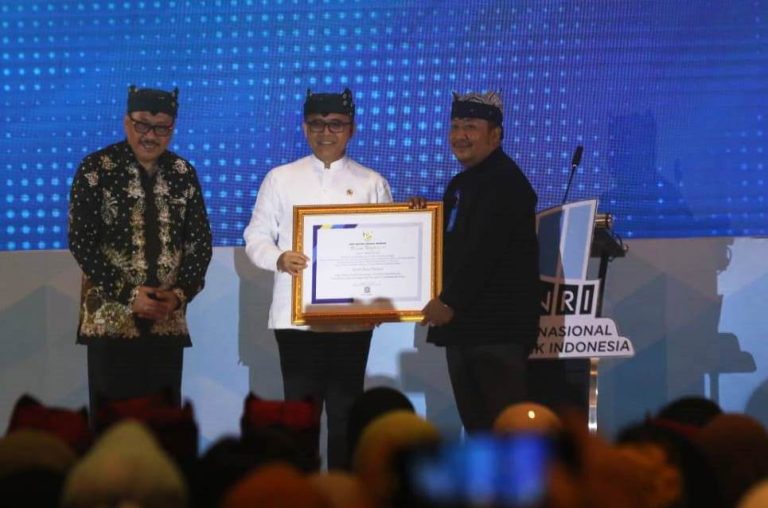 Menpan RB Abdullah Azwar Anas didampingi Kepala ANRI Imam Gunarto menyerahkan Penghargaan kearsipan serangkaian Hari Kearsipan Nasional ke-52 di Banyuwangi, Senin (22/5/2023). (foto/udi)