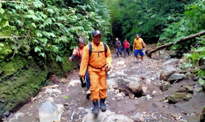 Tim SAR mengevakuasi nenek yang ditemukan tewas di dasar jurang di Desa Bulusari, Kecamatan Kalipuro, Banyuwangi, Kamis (4/5/2023) sore. (foto/ist)