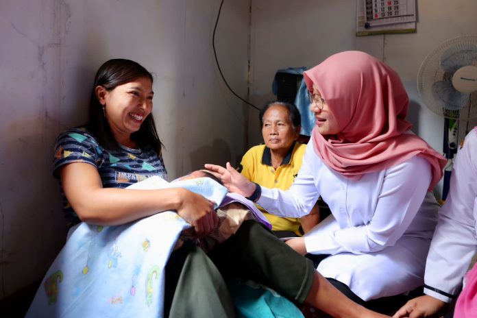 Bupati Banyuwangi Ipuk Fiestiandani mengunjungi ibu melahirkan di Rumah Bersalin, Desa Kandangan, Banyuwangi, Rabu (14/6/2023). (foto/ist)