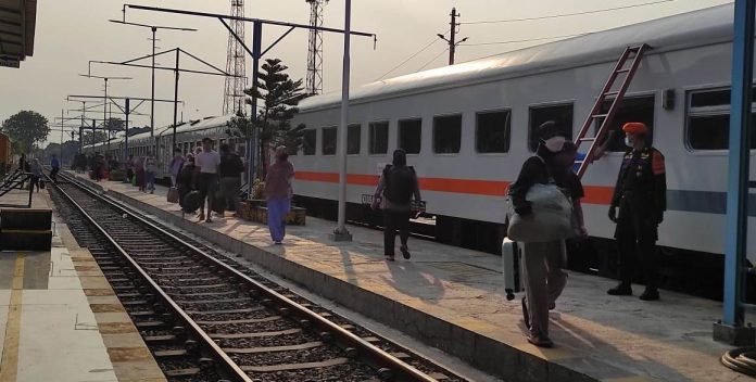 Aktivitas penumpang kereta api di Banyuwangi. (foto/ist)