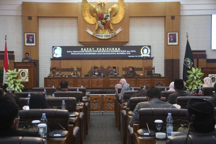 Rapat paripurna pengajuan perubahan RTRW Banyuwangi, Senin (5/6/2023) siang. (foto/udi)