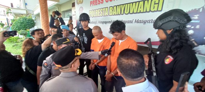 Dua pelaku pembobol mesin ATM di swalayan berjaring di Banyuwangi diamankan ke Polresta Banyuwangi,Rabu (7/6/2023). (foto/udi)