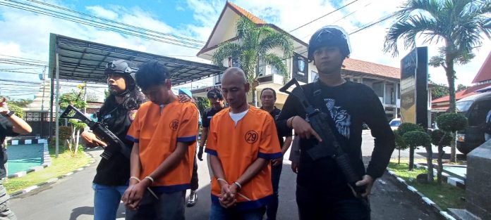 Dua pelaku pembobol mesin ATM di swalayan berjaring di Banyuwangi diamankan ke Polresta Banyuwangi,Rabu (7/6/2023). (foto/udi)