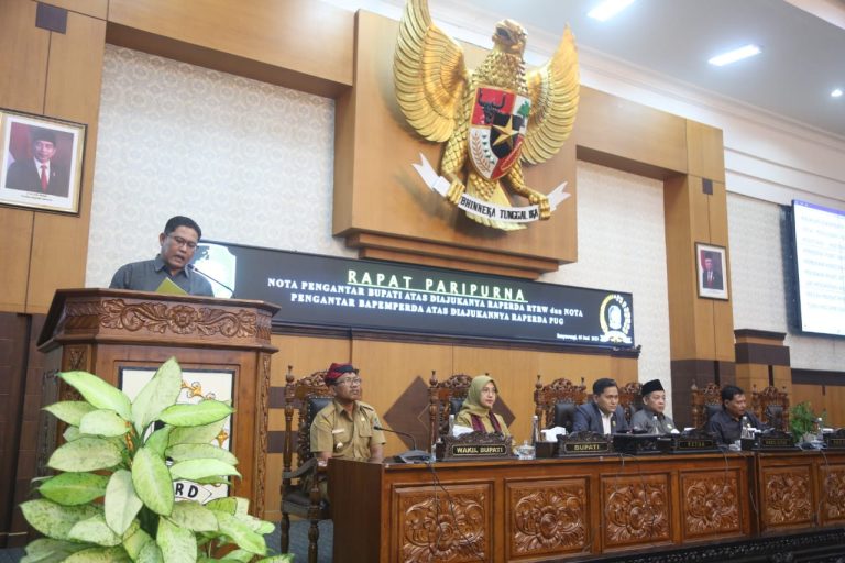 Ketua Bapemperda Banyuwangi Sofiandi Susiadi memaparkan usulan Raperda Pengarusutamaan Gender. (foto/udi)