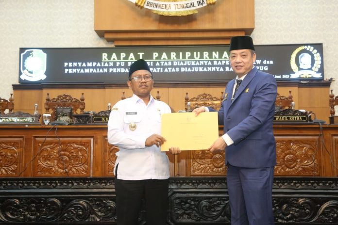 Wabup Banyuwangi Sugirah menyerahkan pemandangan umum terkait usulan Raperda PUG, Rabu (7/6/2023) siang. (foto/ist)