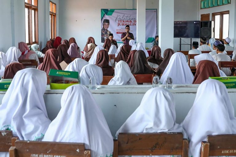 GGN Dukung Ganjar Gelar Pelatihan Teknik Dasar Jurnalistik Bagi Santri di Ponpes Gresik