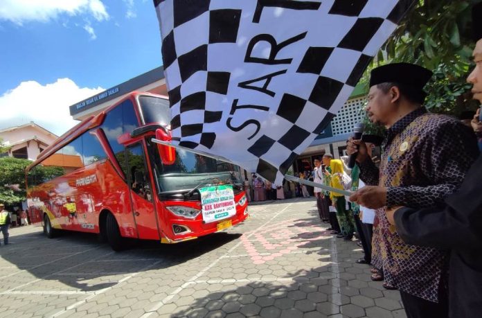 WhatsApp Image 2023-06-08 at 12.37.02 Pemberangkatan calon jemaah haji asal Banyuwangi yang berlangsung mendadak, Kamis (8/6/2023) siang. (foto/udi)