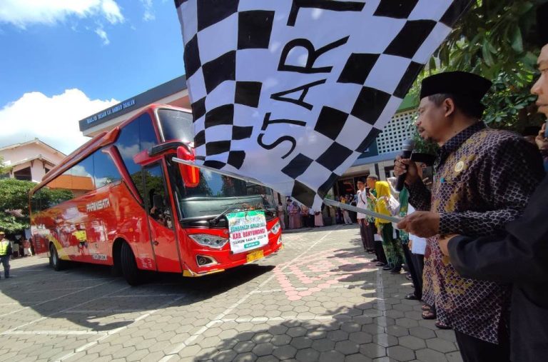 Pemberangkatan calon jemaah haji asal Banyuwangi yang berlangsung mendadak, Kamis (8/6/2023) siang. (foto/udi)
