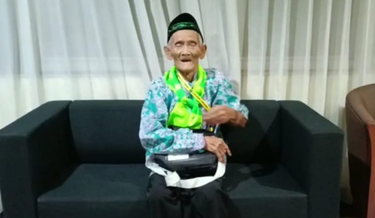 Berkat Jualan Kipas Selama 25 Tahun, Akhirnya Mbah Lahar Bisa Naik Haji