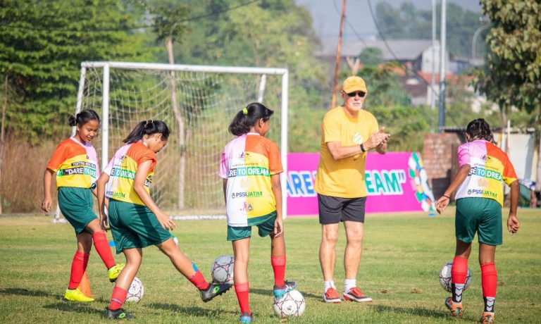 Pemain Sepak Bola Wanita Australia Beri Coaching Clinic di Unesa