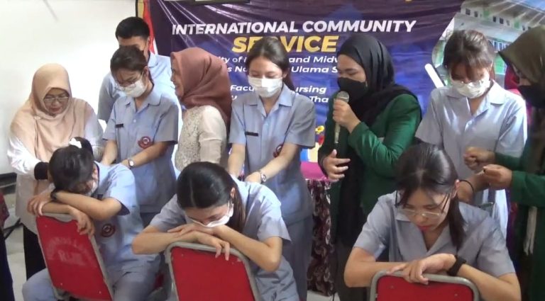 Mahasiswa Thailand Belajar Pijat Laktasi di Kampung Binaan Unusa