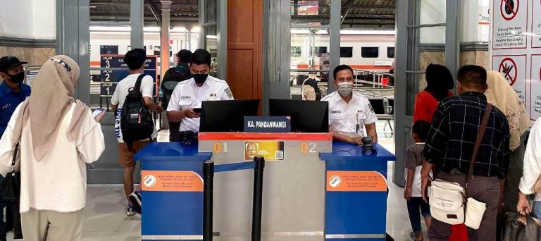 Aktivitas pelayanan tiket KA di stasiun Banyuwangi. (foto/ist)
