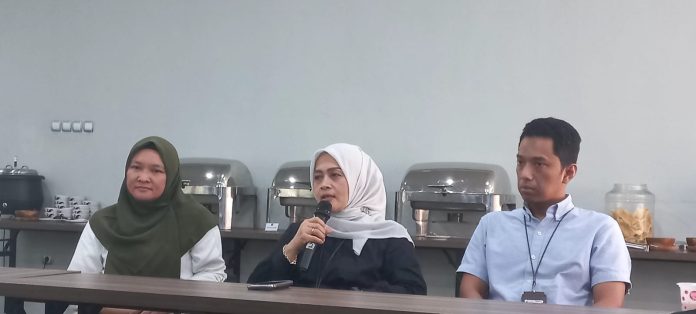Kepala BPJS Ketenagakerjaan Banyuwangi Eneng Siti Hasanah menjelaskan program terbaru BPJS Ketenagakerjaan, Jumat (9/6/2023). (foto/udi)