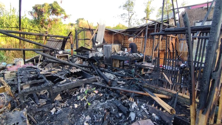 Kondisi warung ikan bakar yang terbakar di kawasan Plengsengan, Banyuwangi, Selasa (13/6/2023) pagi. (foto/ist)