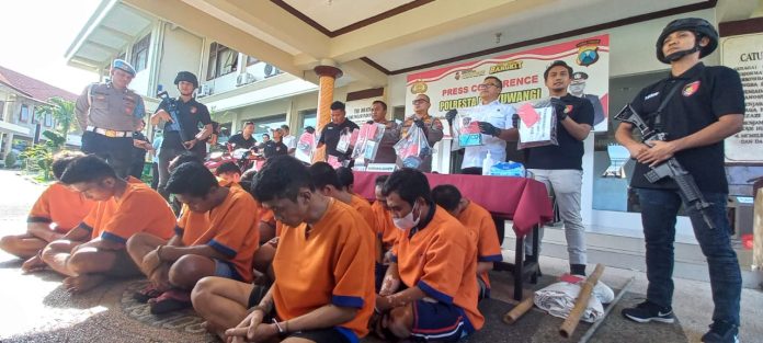 Para pelaku kejahatan hasil Operasi Sikat Semeru dirilis di Polresta Banyuwangi, Rabu (14/6/202) siang. (foto/udi)
