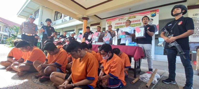 Para pelaku kejahatan hasil Operasi Sikat Semeru dirilis di Polresta Banyuwangi, Rabu (14/6/202) siang. (foto/udi)