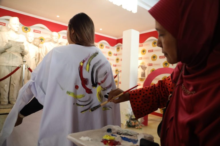 Bulan Bung Karno, 28 Pelukis Pamerkan Karya di Untag Surabaya