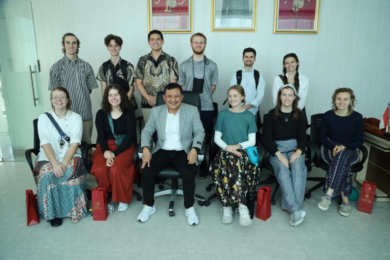 Sebelas Mahasiswa Amerika Serikat Belajar Budaya di Untag Surabaya