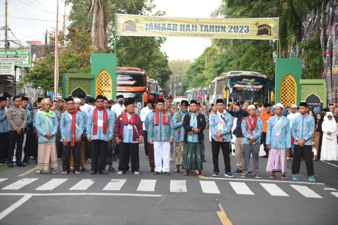 Sebanyak 921 jemaah haji asal Banyuwangi diberangkatkan dari Pemkab Banyuwangi, Kamis (15/6/2023). (foto/udi)