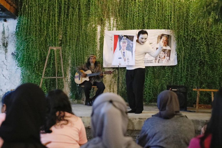 Peduli Seni, Sukarelawan Ganjar Gelar Pertunjukan Pantomim di Trenggalek