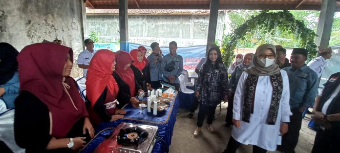Bupati Banyuwangi Ipuk Fiestiandani melihat pelatihan ibu-ibu bersama Perwira di Desa Jambewangi, Kecamatan Sempu, 22 Februari 2023. (foto/udi)