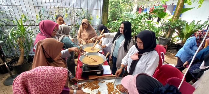 Ibu-ibu di Banyuwangi berlatih mengolah nira menjadi gula semut yang bernilai jual tinggi. (foto/udi)
