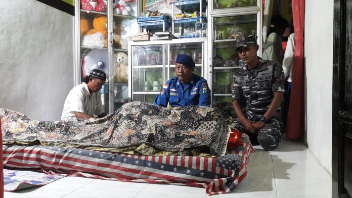 Polisi mengecek nelayan yang tewas saat melaut di Perairan, Muncar,Banyuwangi.