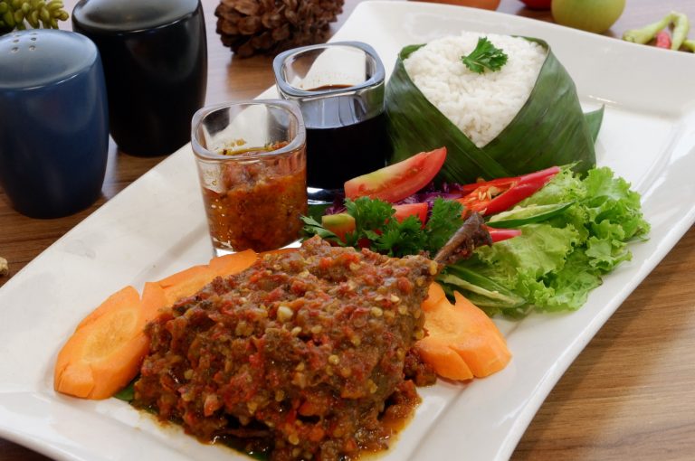 Ayoo…, Mencicipi Bebek Goreng Rica-rica dan Asam-asam Iga Sapi di Hotel Dafam Pacific Caesar Surabaya