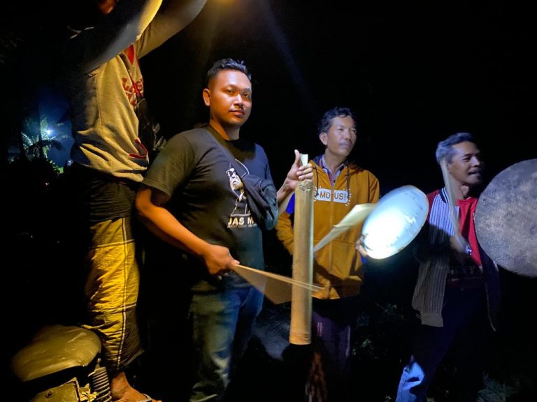 Warga Dusun Krajan Baru, Desa Wonosobo, Kecamatan Srono, Banyuwangi mencari warganya yang hilang misterius, Senin (19/6/2023) malam. (foto/ist)
