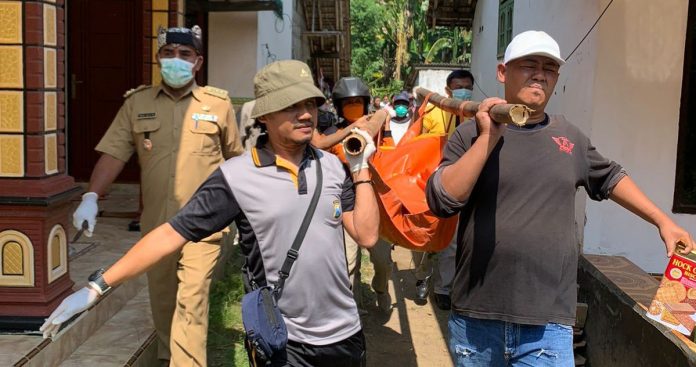 Warga bersama petugas mengevakuasi korban hilang yang ditemukan tewas Desa Wonosobo, Kecamatan Srono, Banyuwangi, Selasa (20/6/2023) siang. (foto/ist)