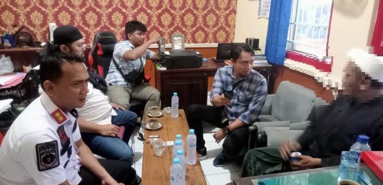 Petugas mengamankan oknum guru ngaji yang kedapatan membawa sabu saat masuk ke LP Banyuwangi, Rabu (21/6/2023) siang. (foto/ist)
