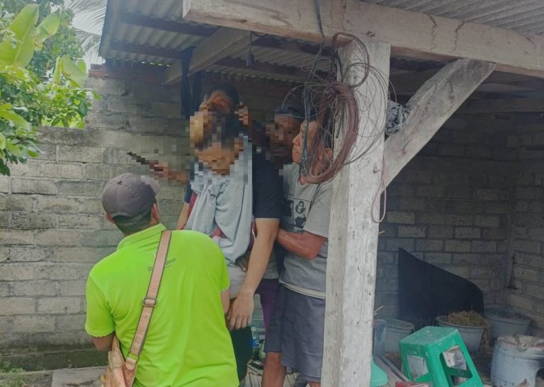 Warga mengevakuasi pasutri yang ditemukan tewas di Purwoharjo, Banyuwangi, Selasa (27/6/2023). (foto/ist)