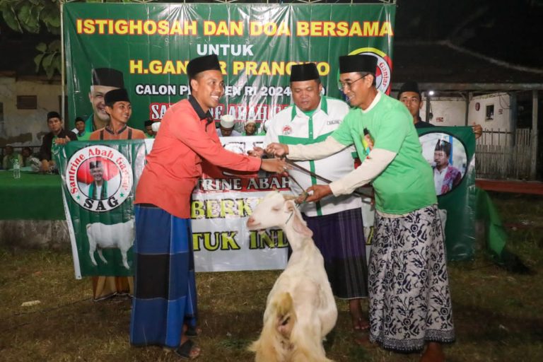 Santrine Ganjar Sedekah Hewan Qurban untuk Ponpes Raudlatul Ulum di Bangkalan