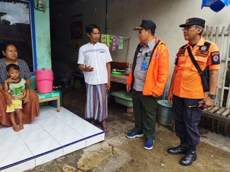 Petugas BPBD Banyuwangi mulai memetakan daerah rawan kekeringan, Selasa (27/6/2023). (foto/ist)